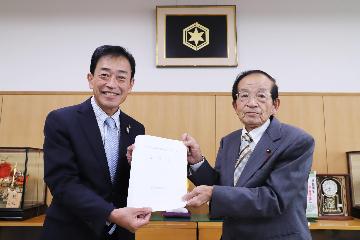 意見書を受け取っている様子