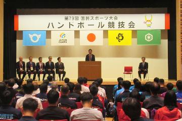 挨拶している様子