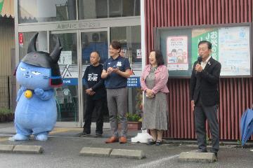 挨拶している様子