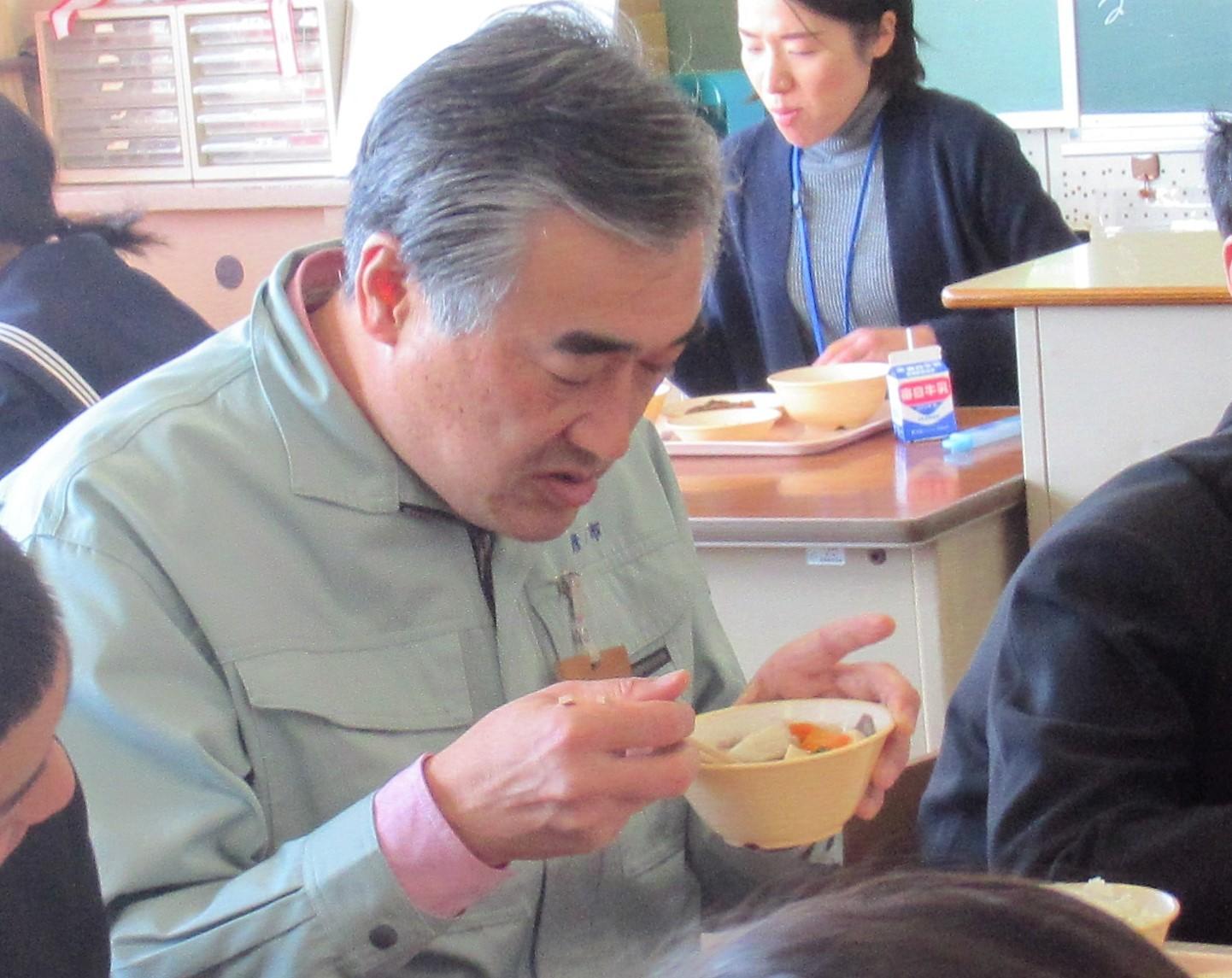 稲枝中学校にて給食を食べている市長の写真
