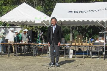 挨拶している様子