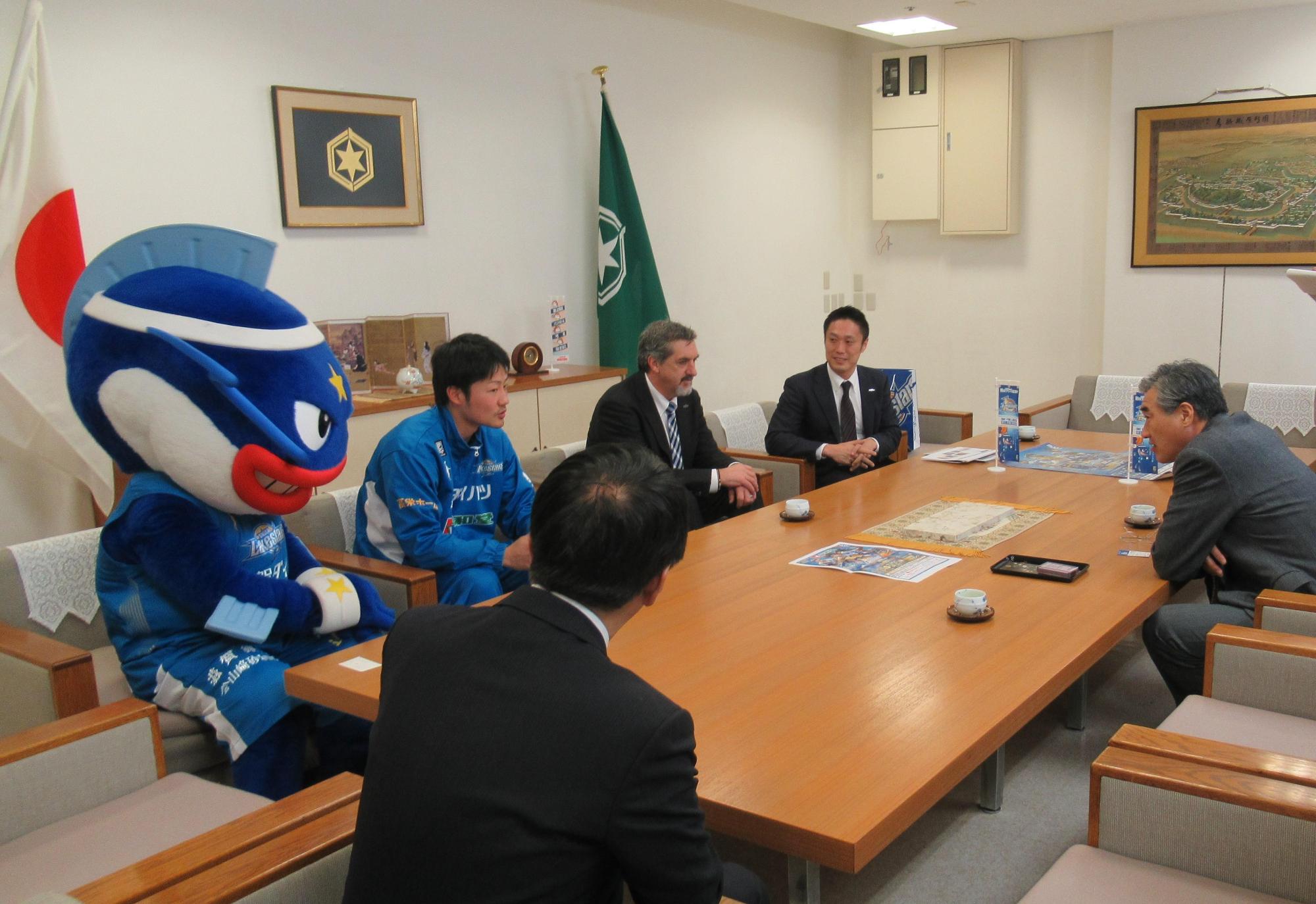 滋賀レイクスターズの選手と面談をしている市長の写真