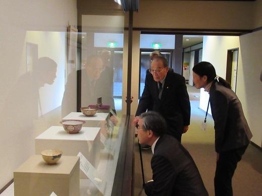 展示資料を観覧している市長と石田さんの写真