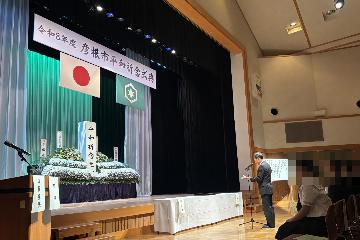 挨拶している様子