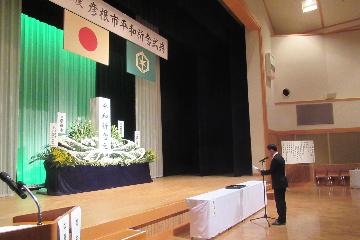 挨拶している様子