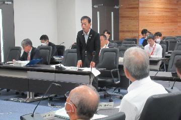 挨拶している様子