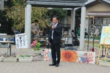 挨拶している様子