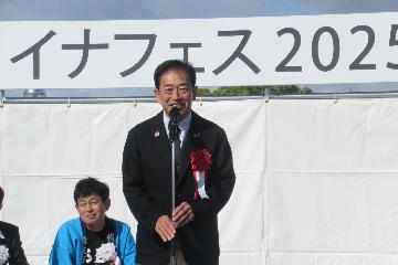 挨拶している様子