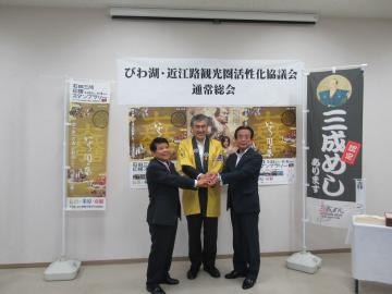 関係者の方々2名と握手をしている市長の写真