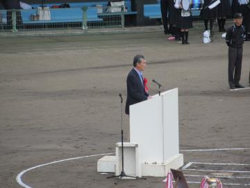 第24回公益財団法人滋賀県スポーツ協会理事長杯小学生軟式野球大会開会式であいさつをしている市長の写真
