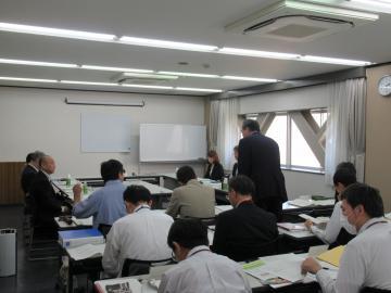 「第1回まち・ひと・しごと創生総合戦略推進協議会」で挨拶する市長の写真