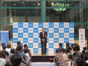 彦根城写生大会2018表彰式であいさつをしている市長の写真