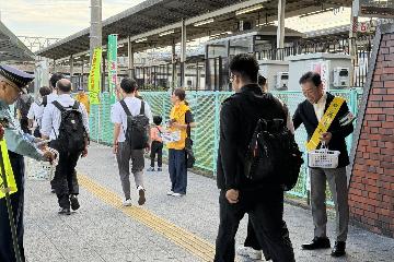 駅頭啓発の様子