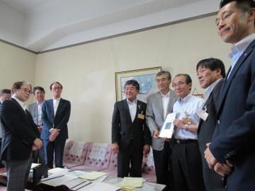 西嶋滋賀県副知事へ要望書を提出する市長の写真