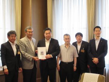 川島県議会議長に要望書を提出している市長の写真