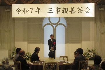 挨拶している様子