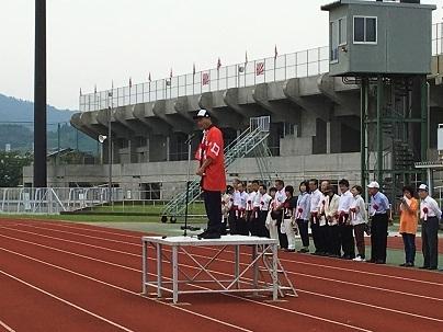 第55回体力づくり彦根市学区スポーツ大会であいさつをしている市長の写真