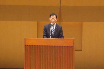 挨拶している様子