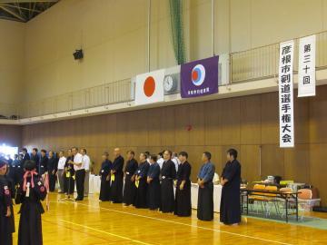 第30回彦根市剣道選手権大会であいさつをしている市長の写真