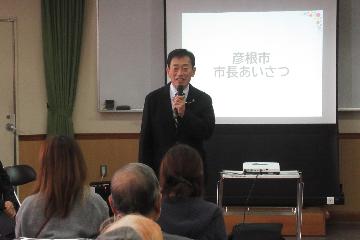 挨拶している様子