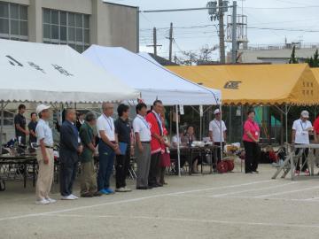 学区市民運動会開会式であいさつをしている市長の写真