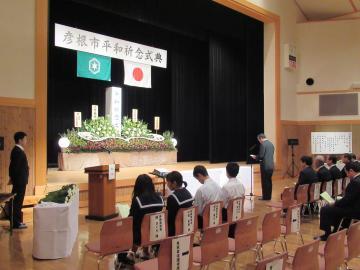 平成30年度彦根市平和祈念式典で式辞でのを述べる市長の写真