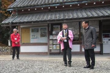 挨拶している様子