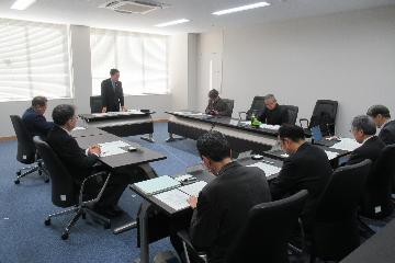 挨拶している様子