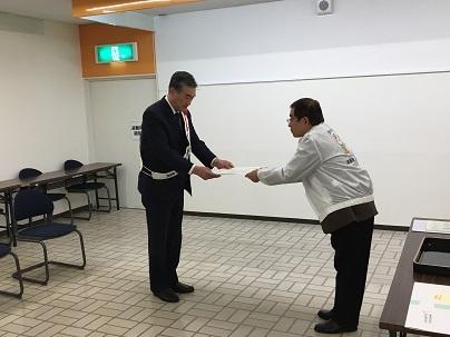 委嘱交付をしている市長の写真