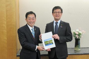 梶原大介総務大臣政務官に要望活動している様子