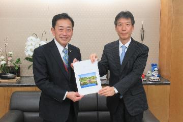 原邦彰総務事務次官に要望活動している様子