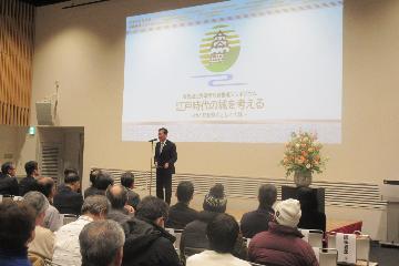 挨拶している様子