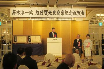 挨拶している様子