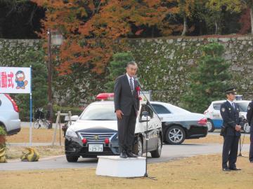 歳末特別警戒出動式であいさつをしている市長の写真