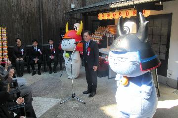 挨拶している様子