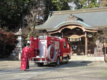 神主様が消防車に入魂している写真