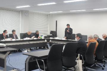 挨拶している様子