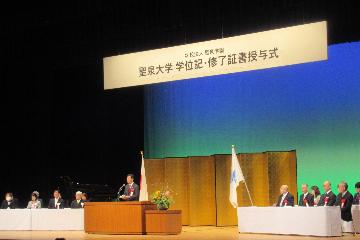挨拶している様子