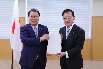 答申書を受け取っている様子