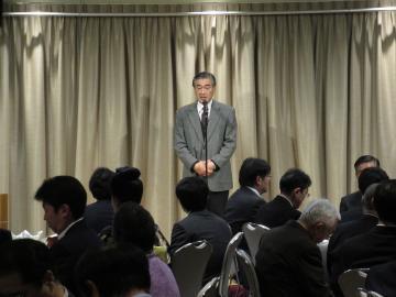 彦根異業種交流研究会（GAT彦根）新年例会であいさつをしている市長の写真