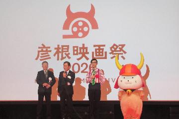 挨拶している様子