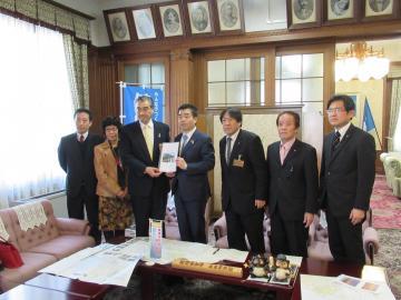 滋賀県知事と要望書を持っての記念写真