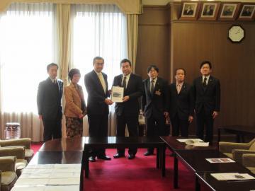 滋賀県議会議長と要望書を手に持っての記念写真