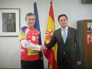 駐日スペイン大使館でホルヘ・トレド大使と握手をしての記念撮影