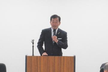 挨拶している様子