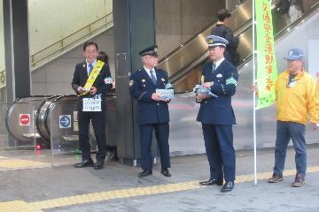 駅頭啓発している様子