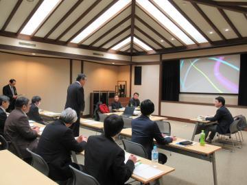 彦根城世界遺産登録にかかる学術検討委員会で挨拶をしている市長の写真