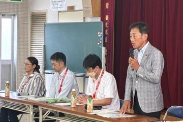 挨拶している様子