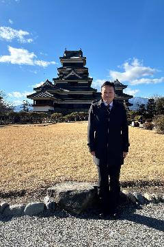松本城と市長の写真