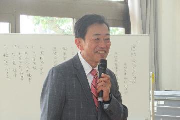挨拶している様子